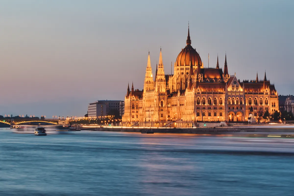 Parlamento de Budapest iluminado junto al Danubio
