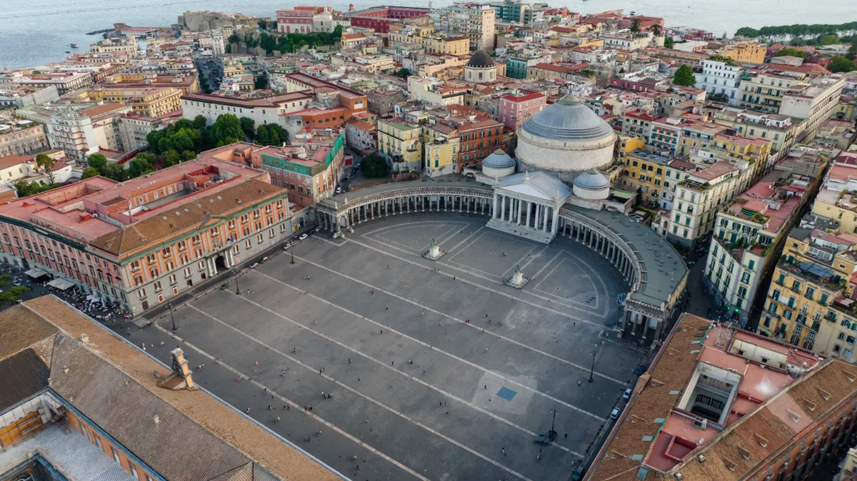 Via Toledo, los Quartieri Spagnoli y la Piazza del Plebiscito