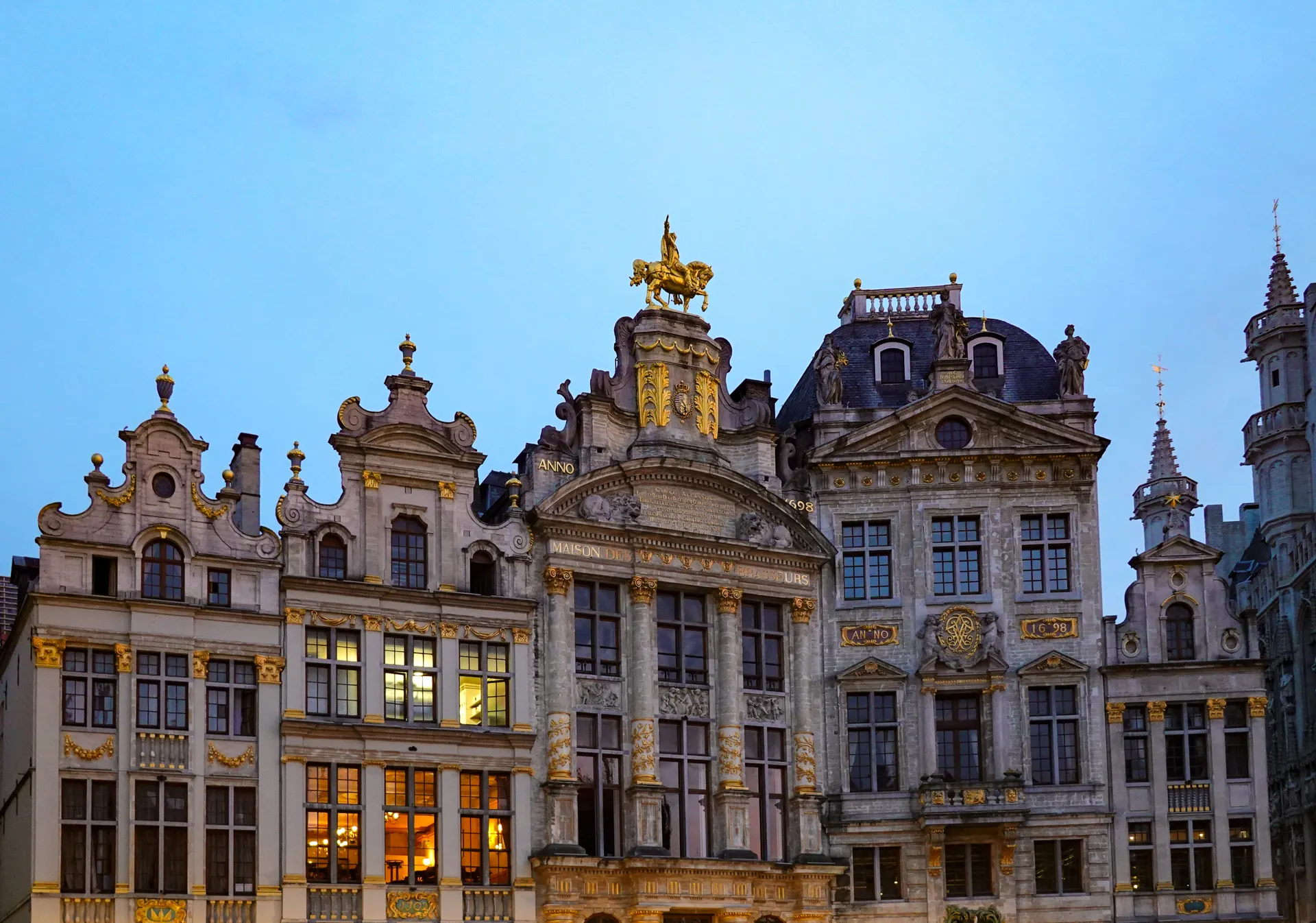 Las casas gremiales de la Grand-Place de Bruselas iluminadas al anochecer