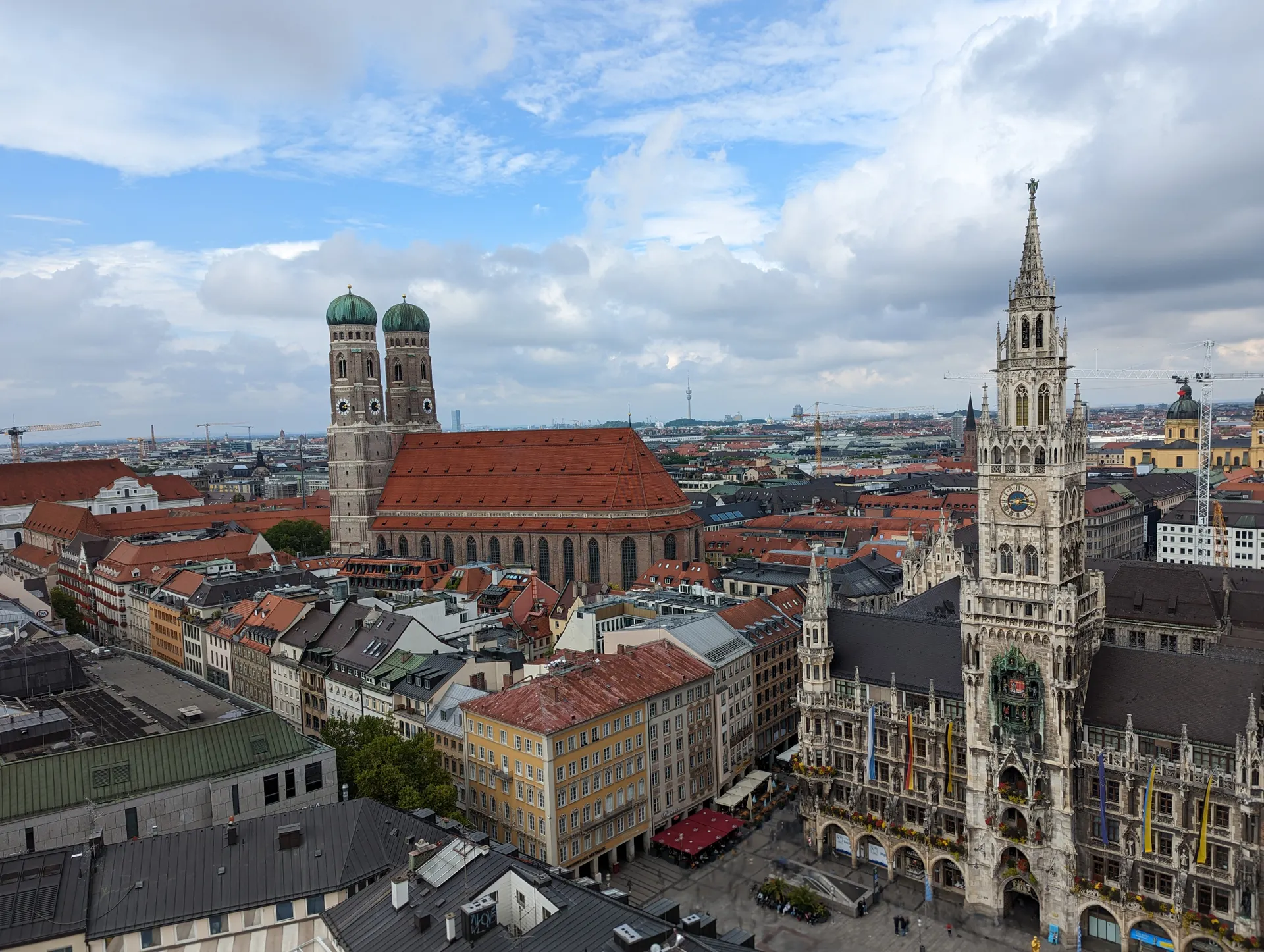 Vista aérea de Marienplatz con el Nuevo Ayuntamiento y las torres de la Frauenkirche