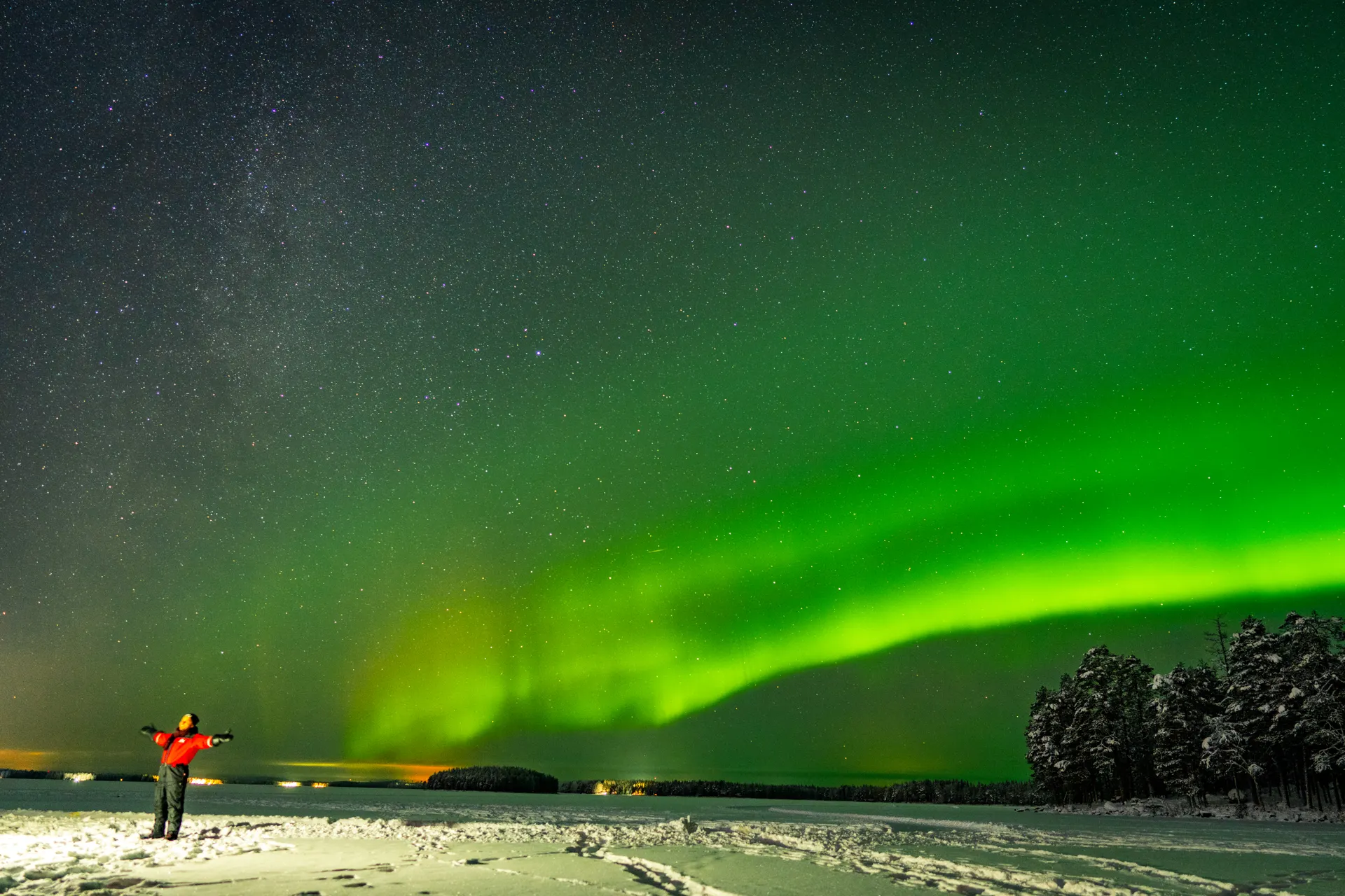 Aurora boreal verde sobre un paisaje nevado de Laponia