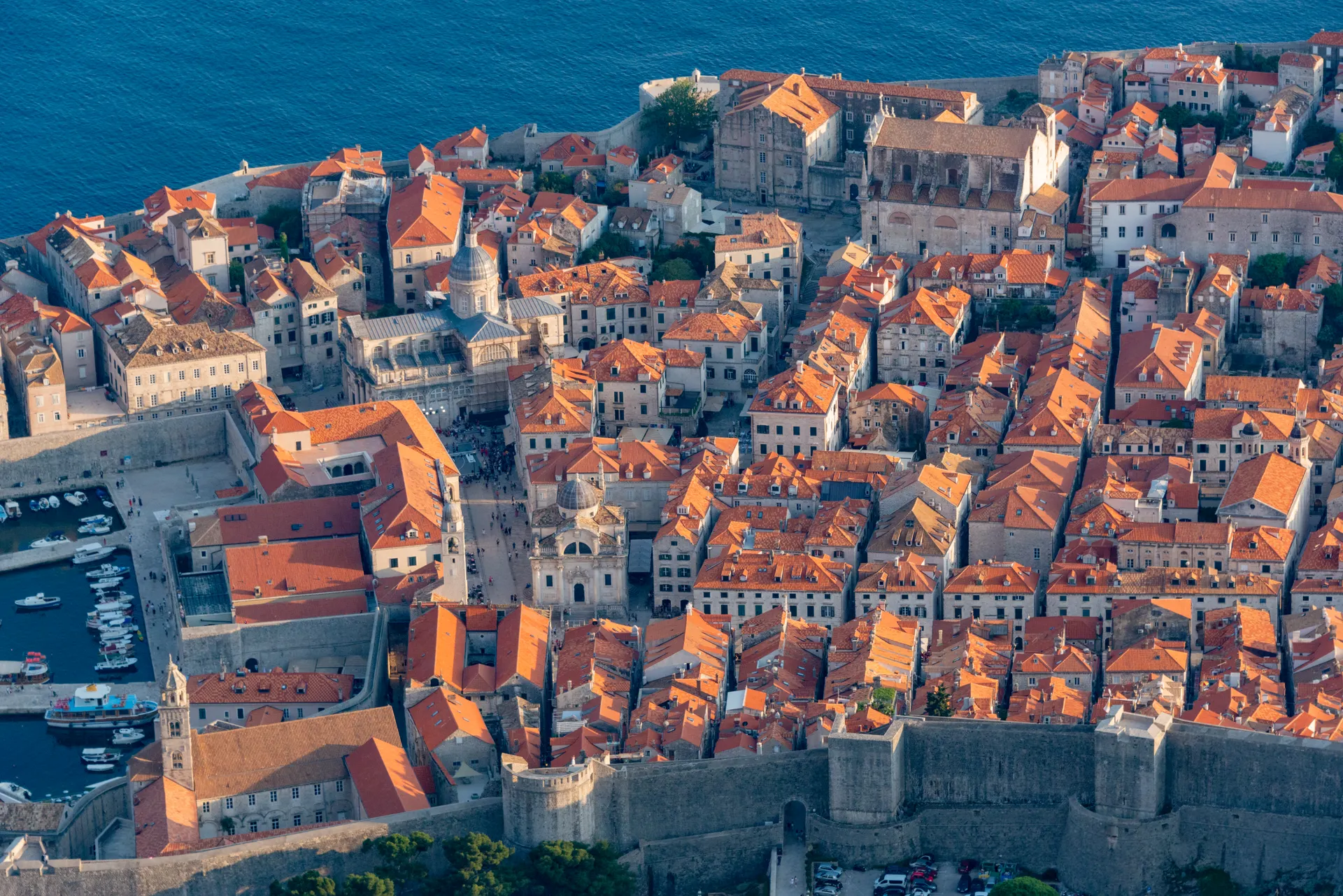 Vista aérea del casco antiguo de Dubrovnik, rodeado de murallas junto al Adriático
