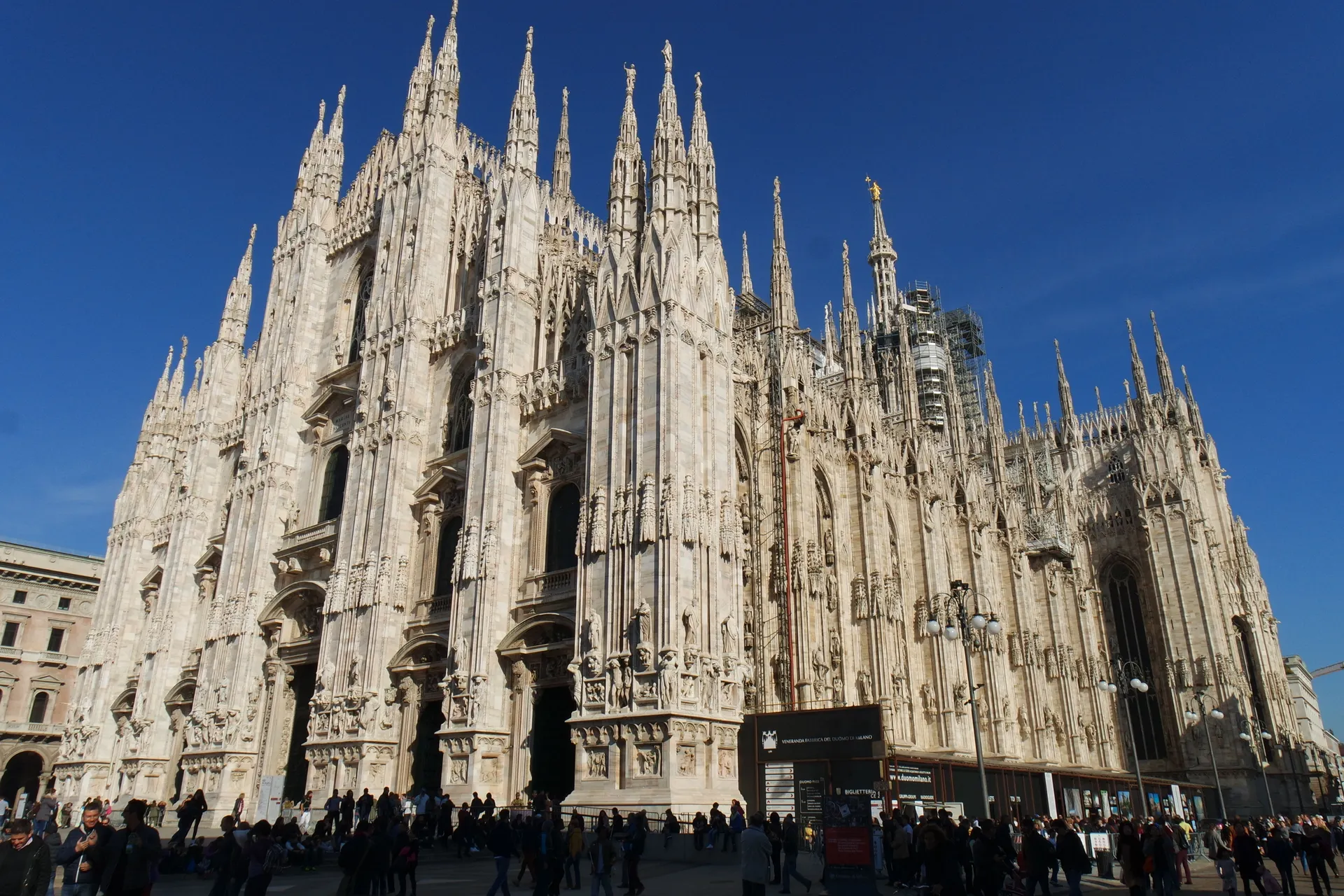 La fachada gótica del Duomo de Milán