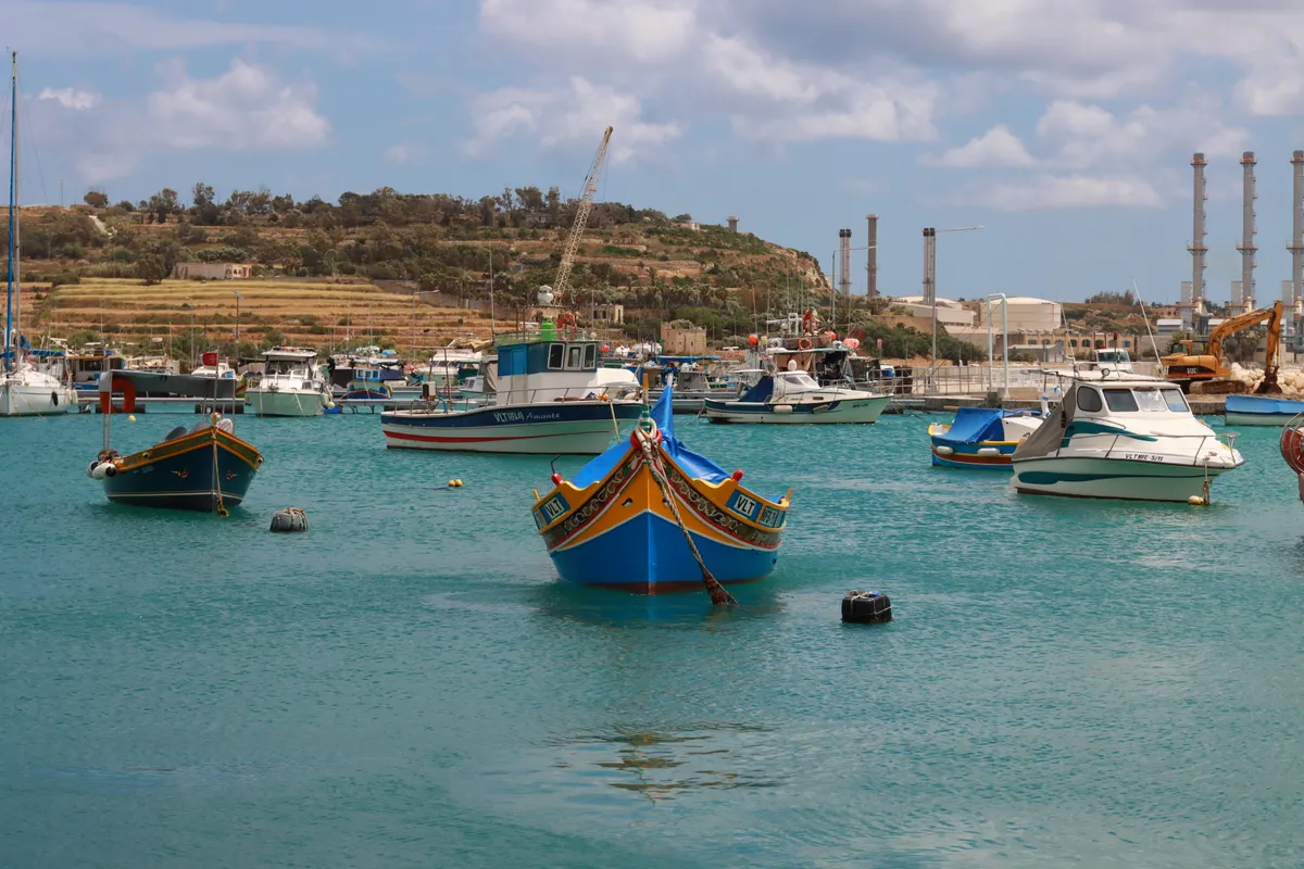 Barcas de pesca de colores en el puerto de Marsaxlokk