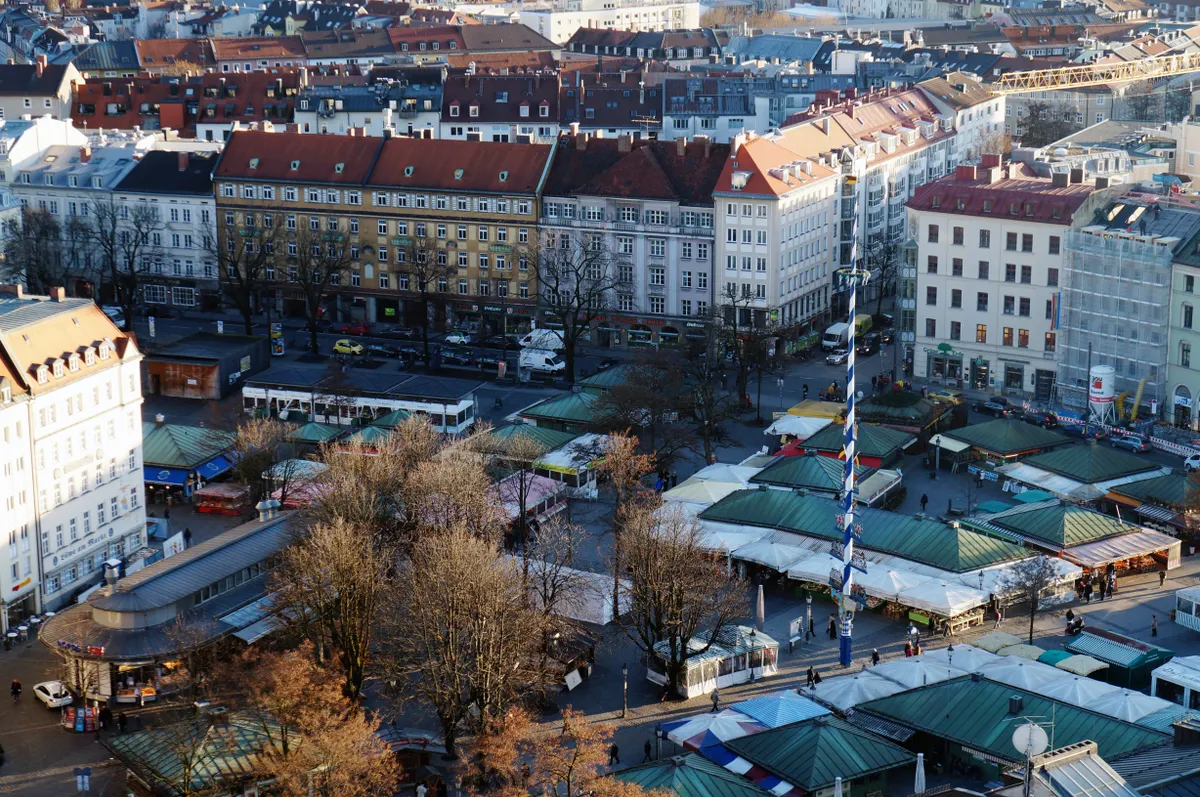 Viktualienmarkt y torre de San Pedro