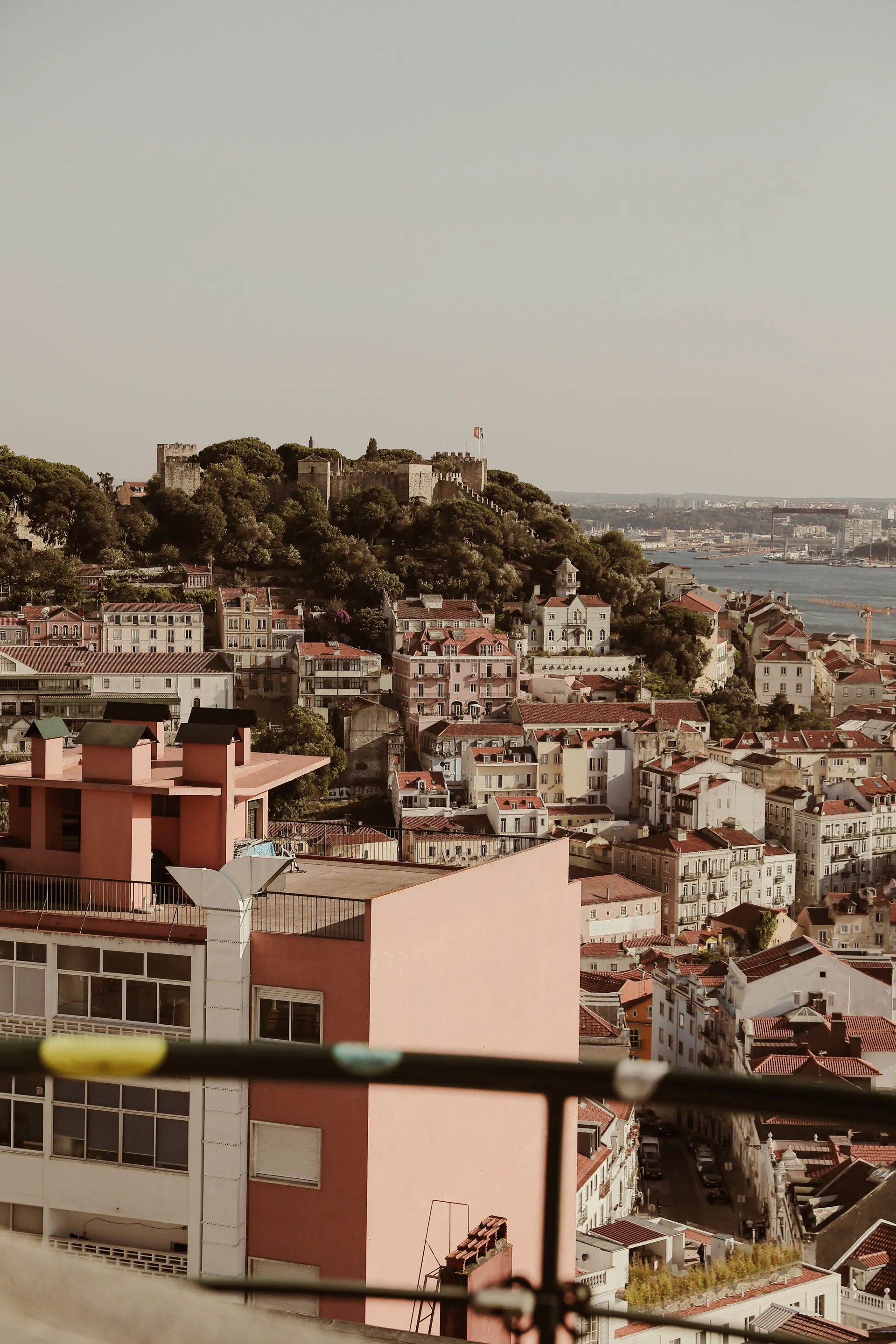 Vista aérea de Lisboa con el castillo, los tejados del centro histórico y el río al fondo