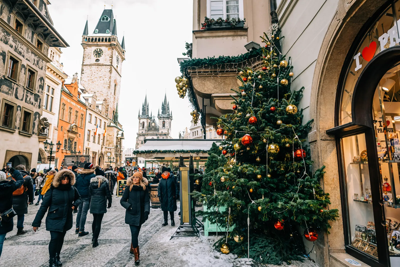 Mercado de Navidad en la Plaza de la Ciudad Vieja de Praga