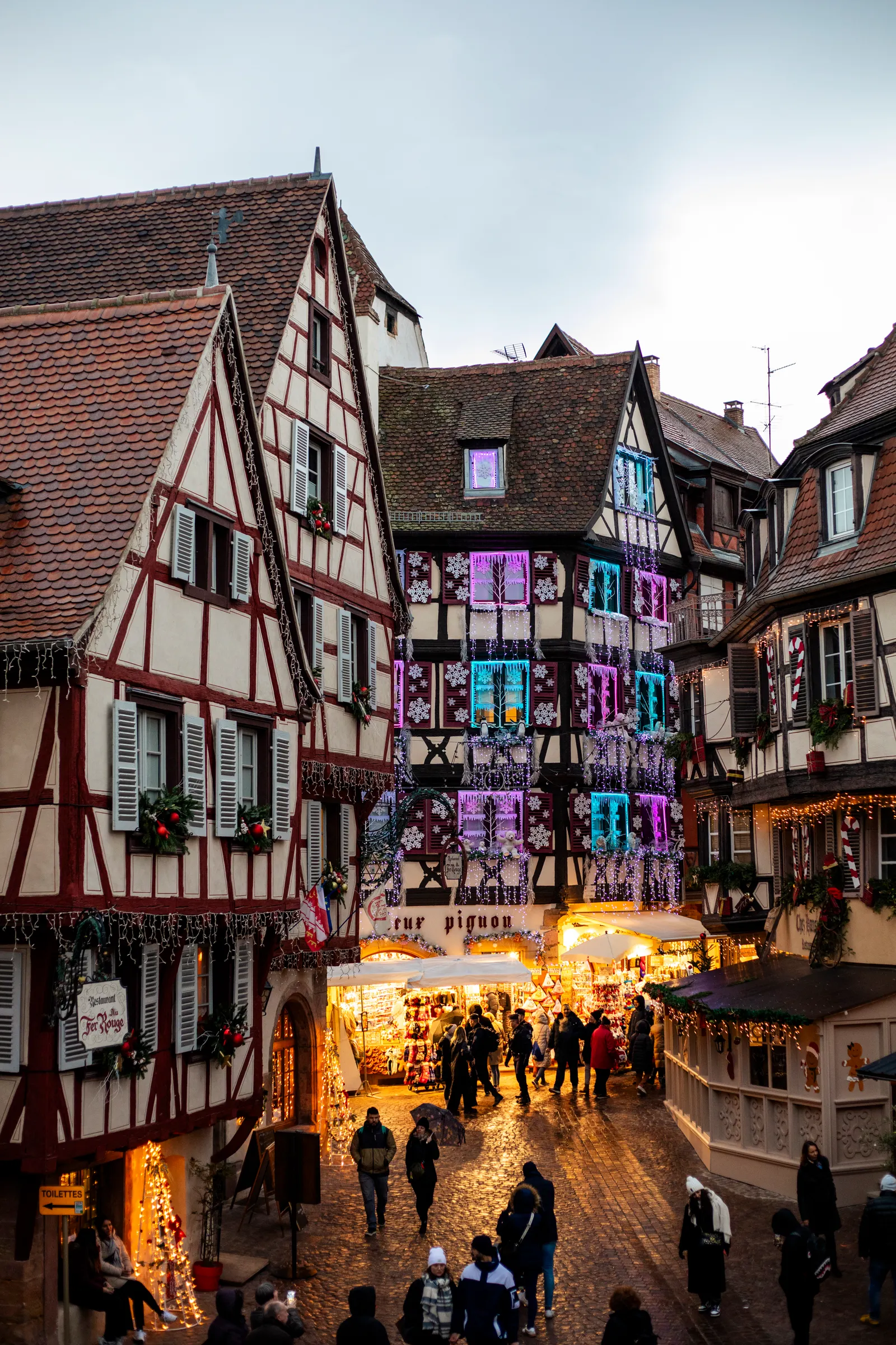 Casas con entramado de madera iluminadas por Navidad en Colmar