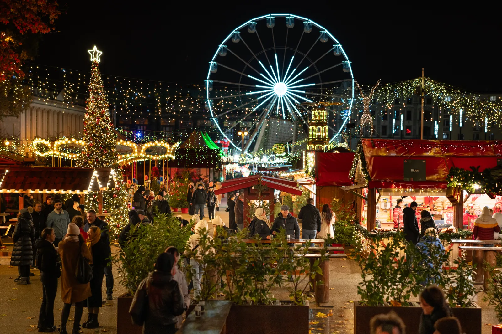Mercado navideño iluminado en Europa