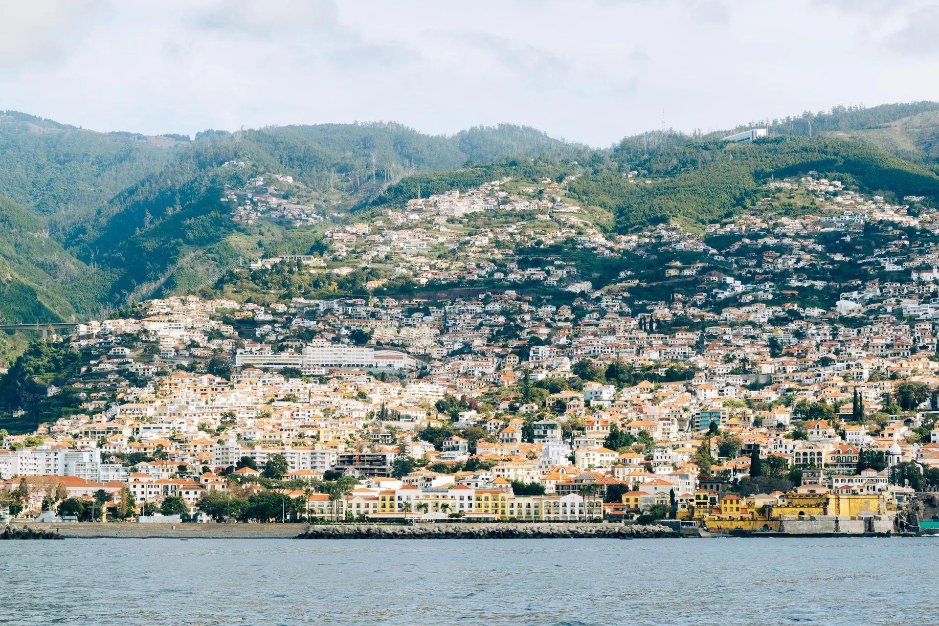 Funchal, en la costa sur de Madeira, extendida por la ladera de la montaña