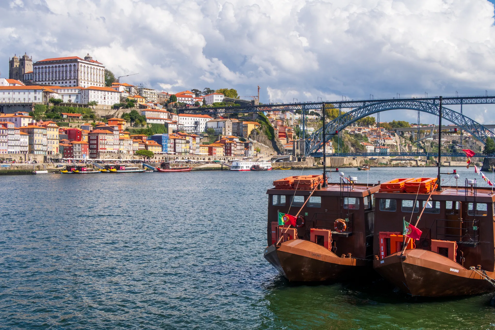 Oporto desde el río Duero, con el puente y las casas históricas de la orilla