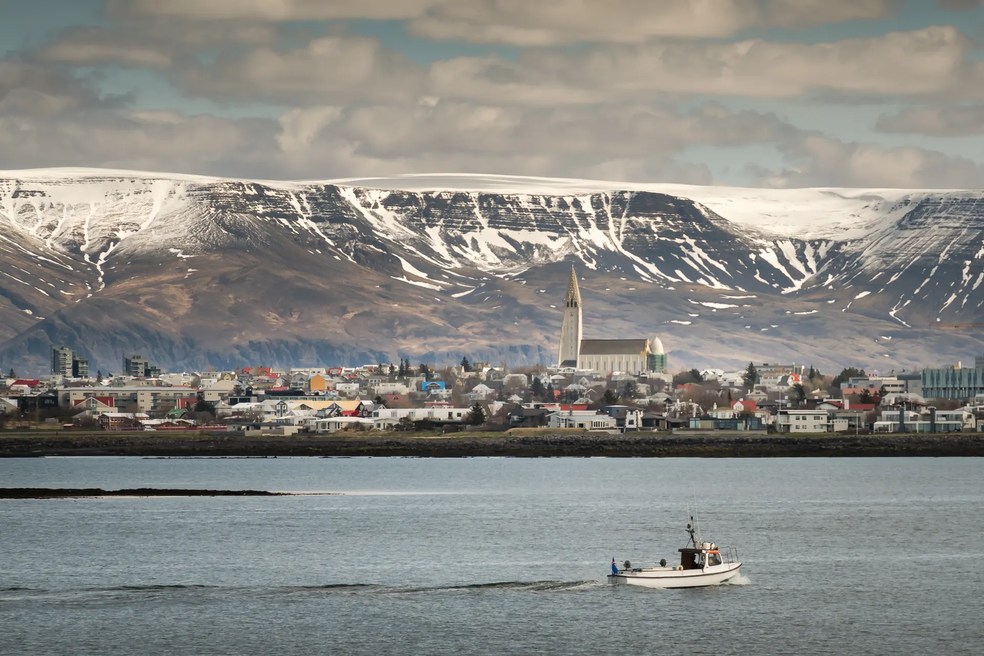 Reikiavik junto al mar, con las montañas al fondo