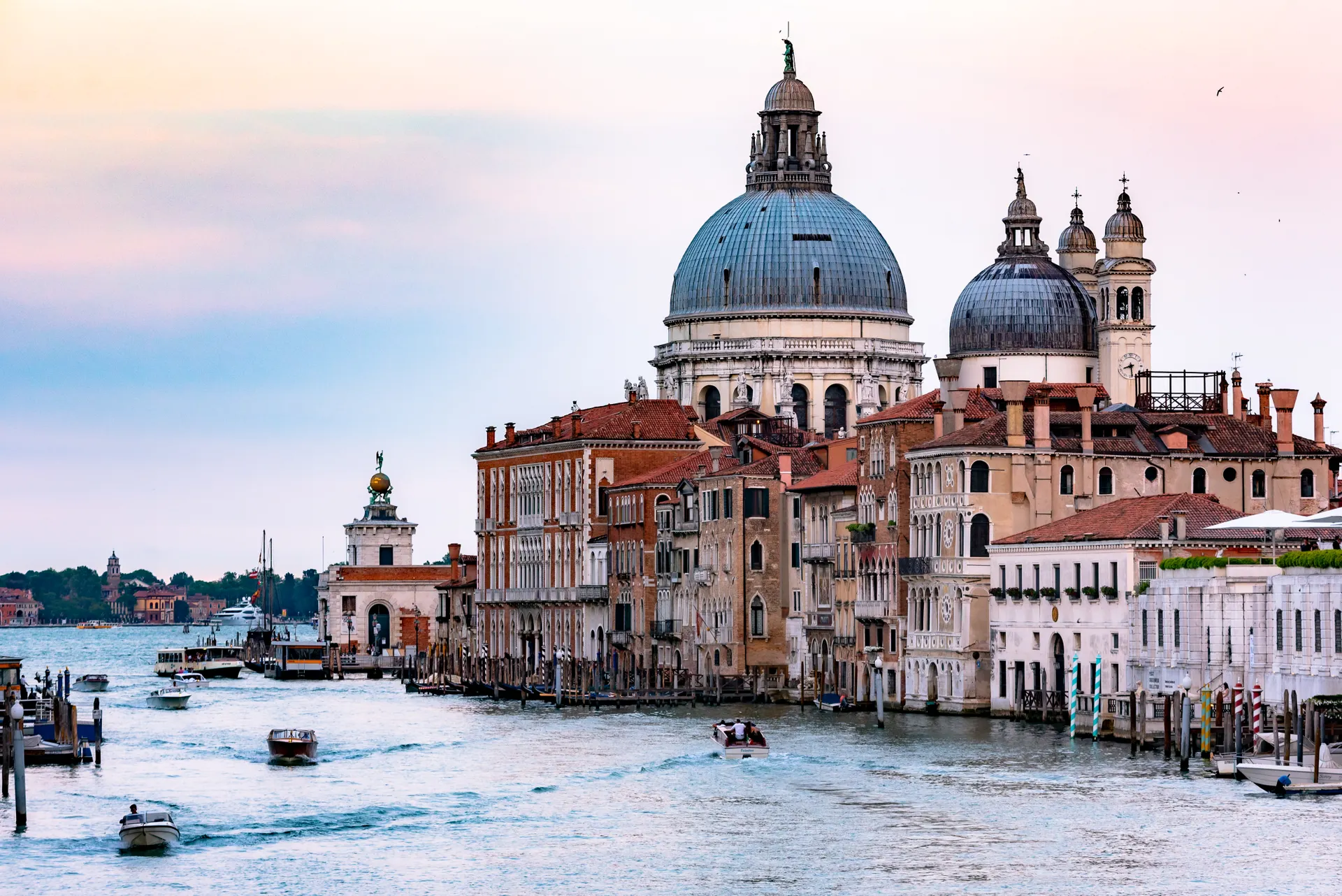 El Gran Canal de Venecia con la basílica de Santa Maria della Salute al fondo