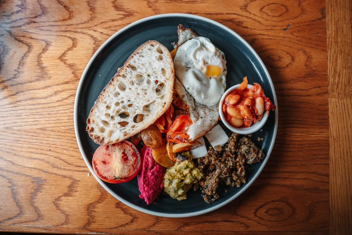 Desayuno escocés tradicional con huevos, salchicha, alubias y pan