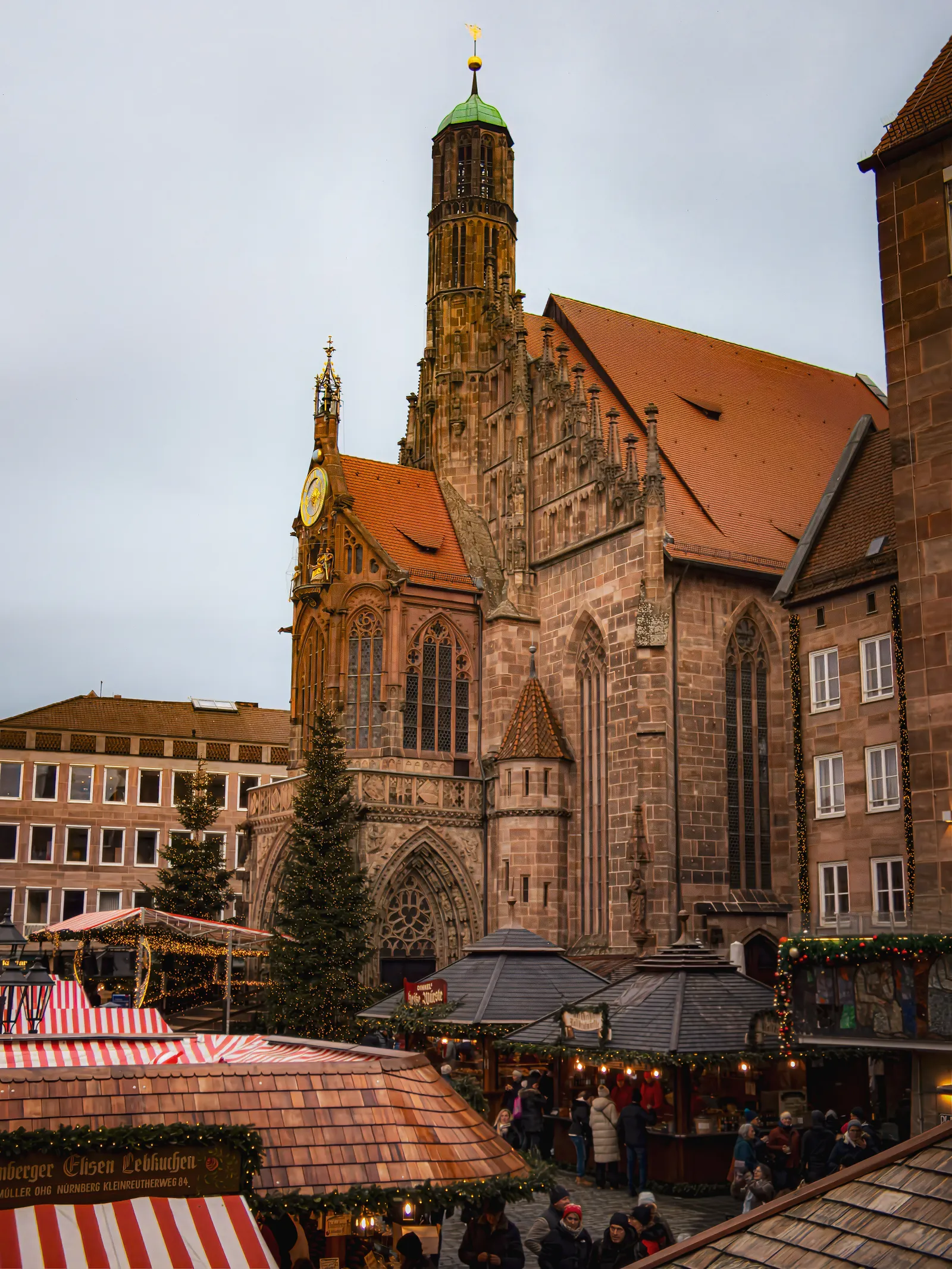 Christkindlesmarkt de Núremberg junto a la Frauenkirche