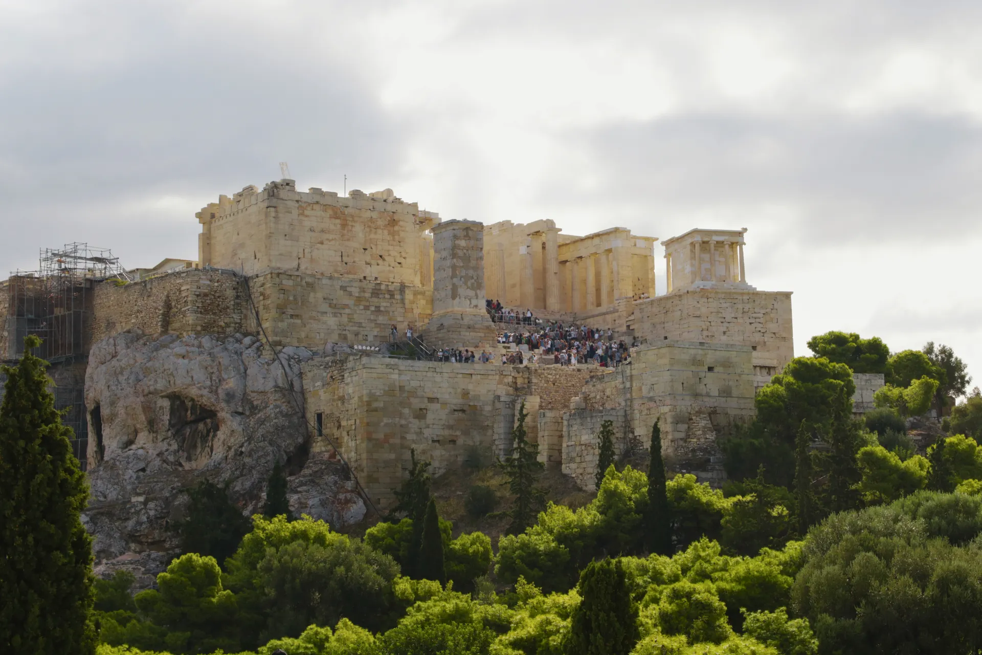 La Acrópolis de Atenas sobre su colina, rodeada de vegetación