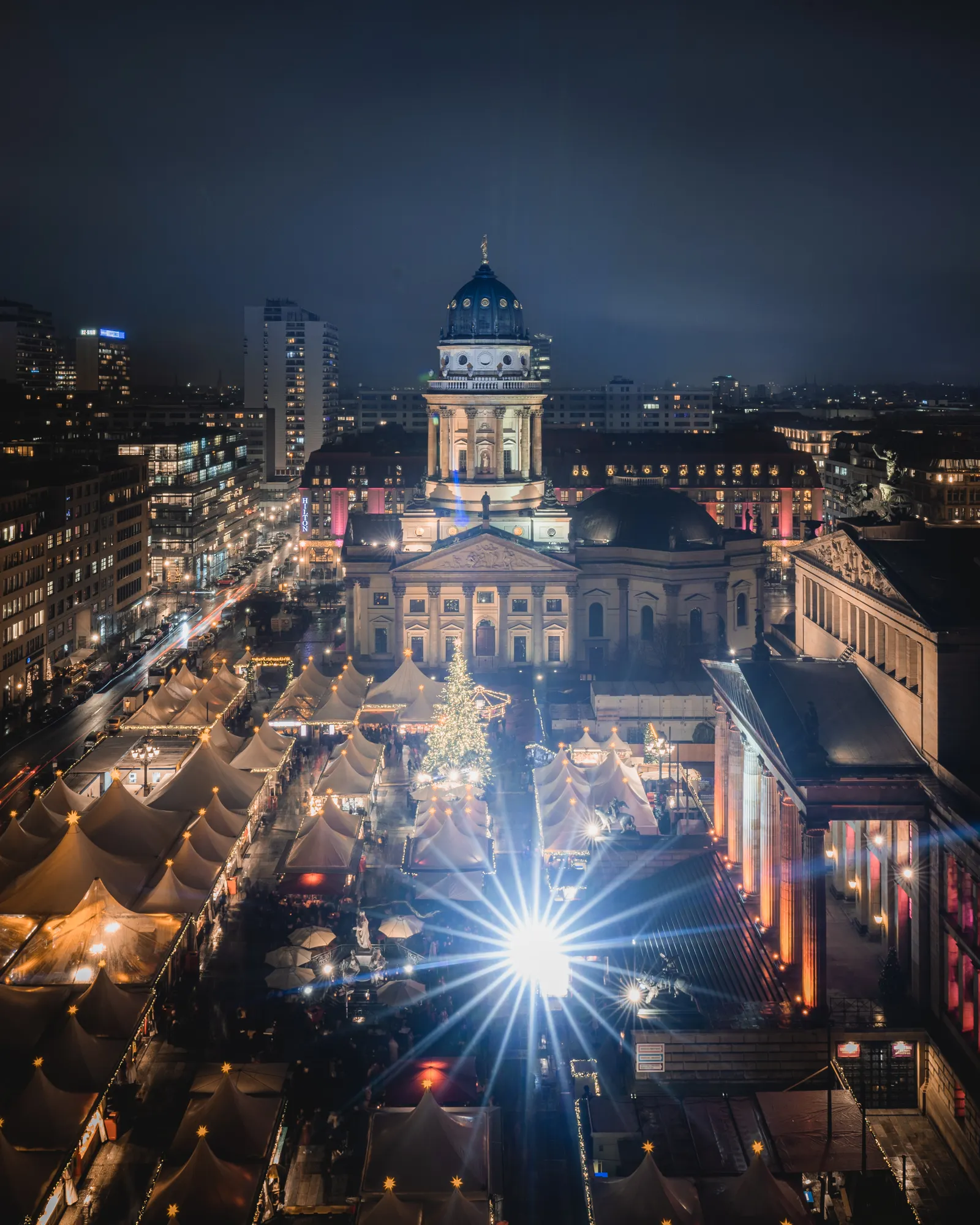 Mercado navideño del Gendarmenmarkt en Berlín de noche