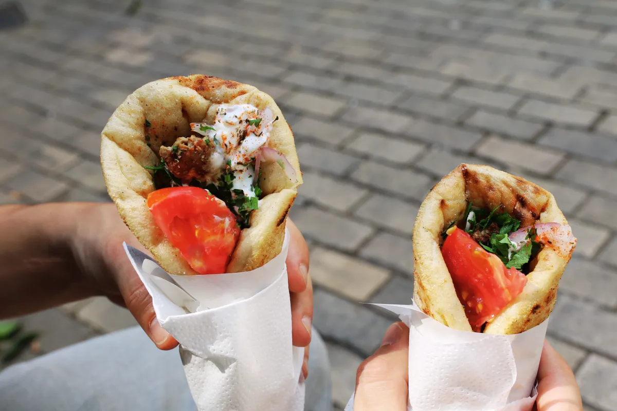 Dos gyros en pan de pita con tomate