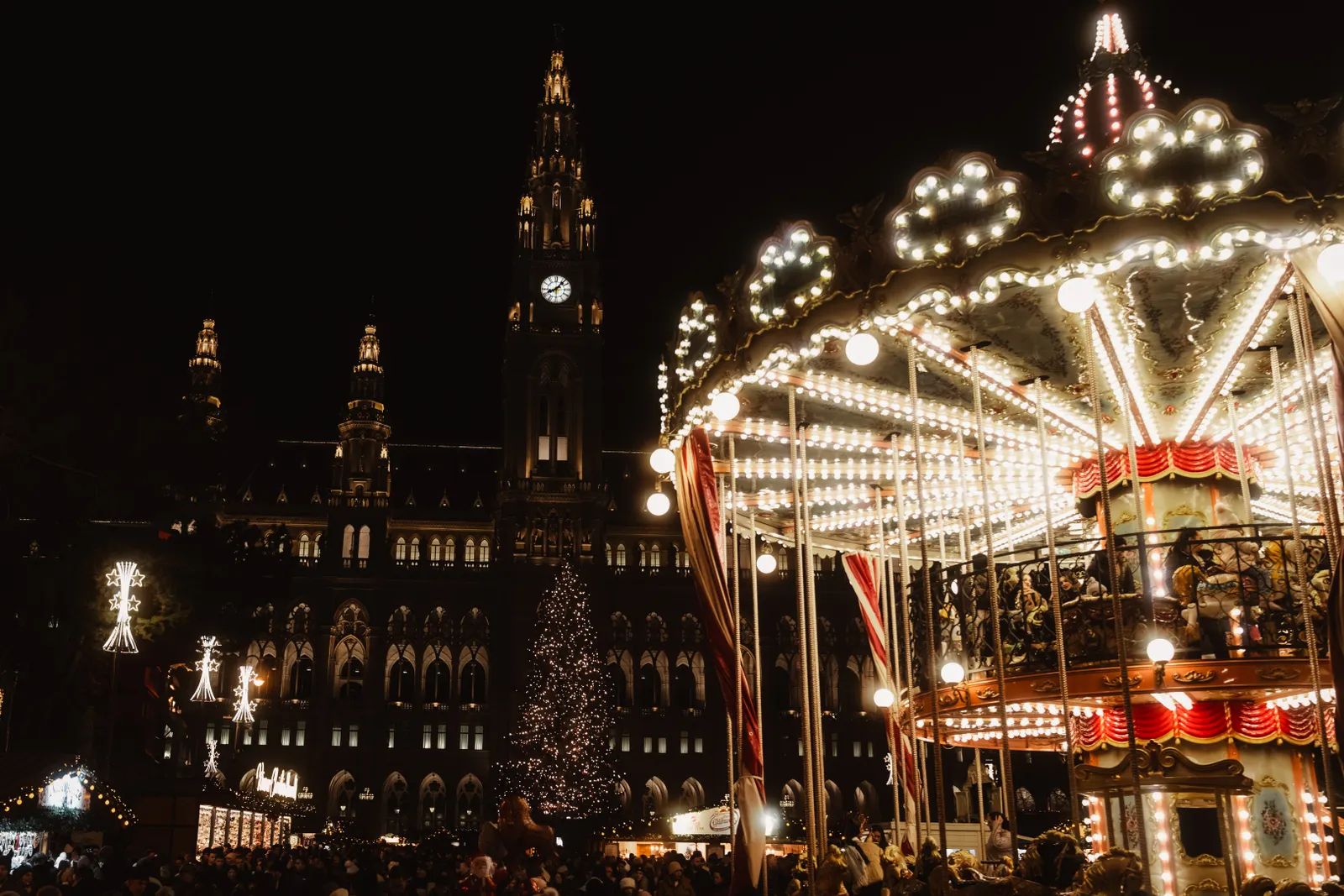 Mercado de Navidad de Viena iluminado