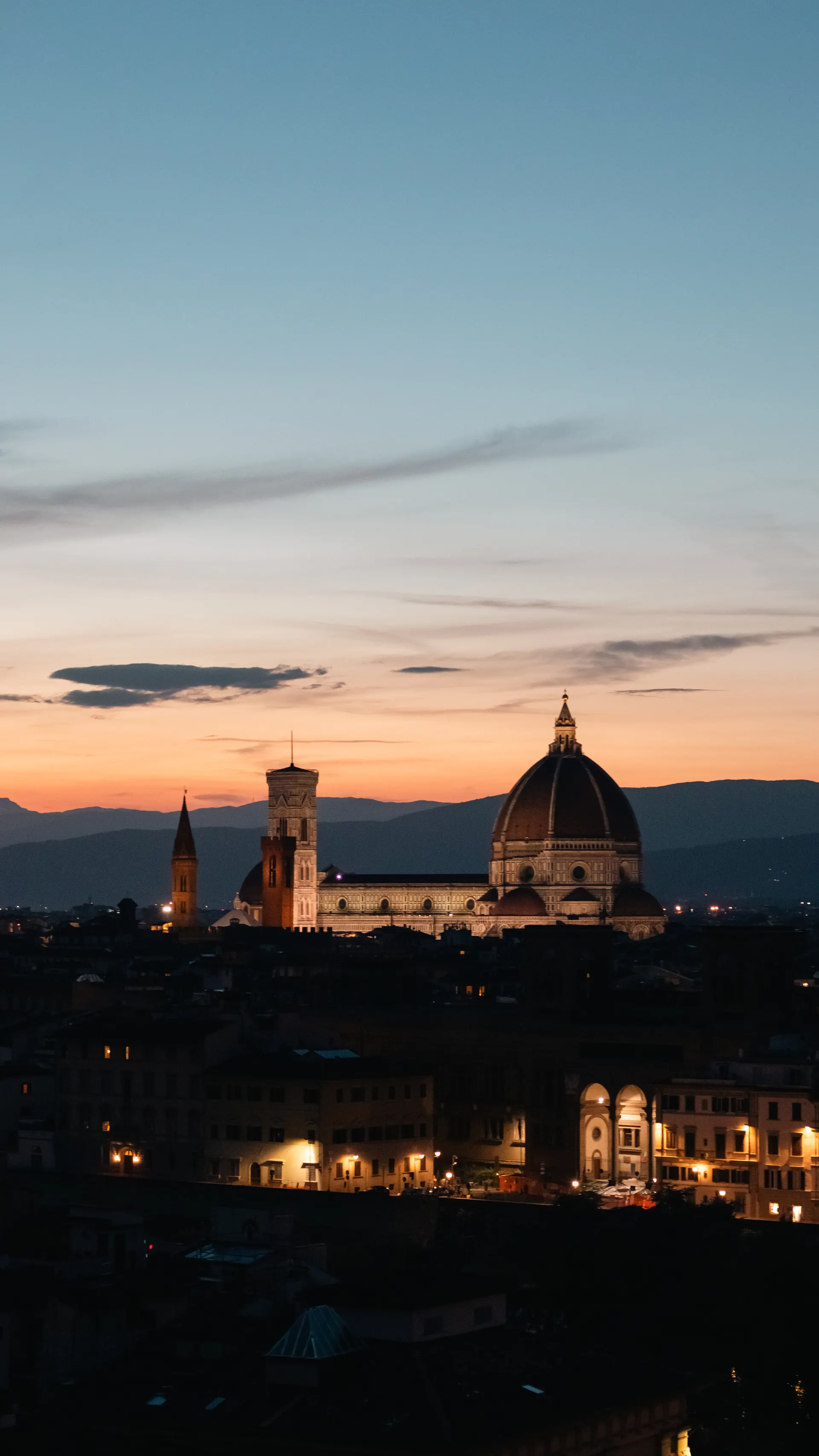 Vista de Florencia al atardecer con la cúpula de la catedral de Santa Maria del Fiore
