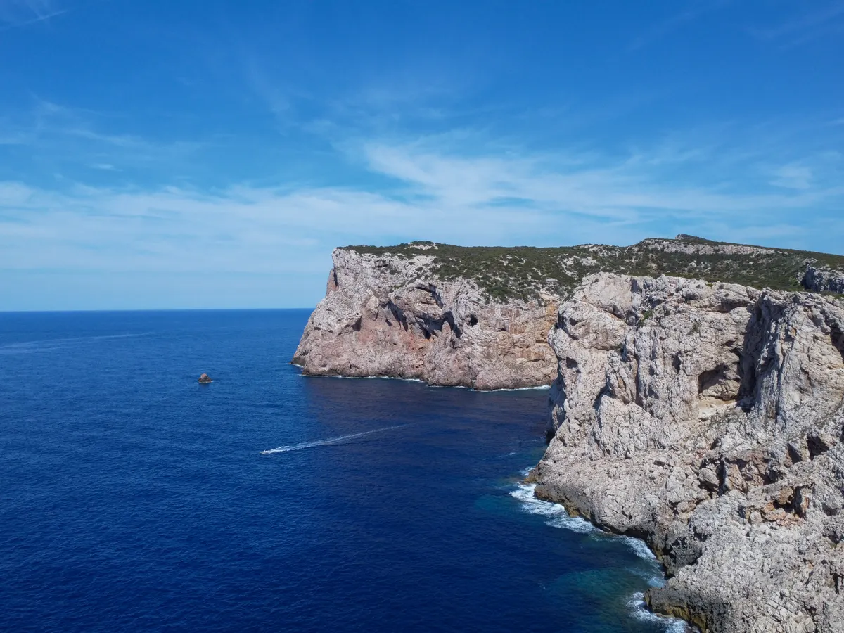 La costa en barco