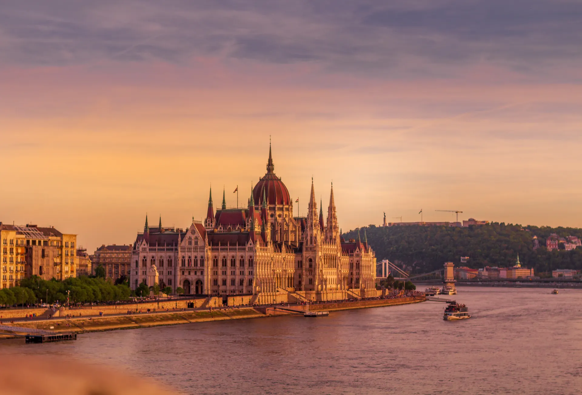 Parlamento de Budapest junto al Danubio al atardecer