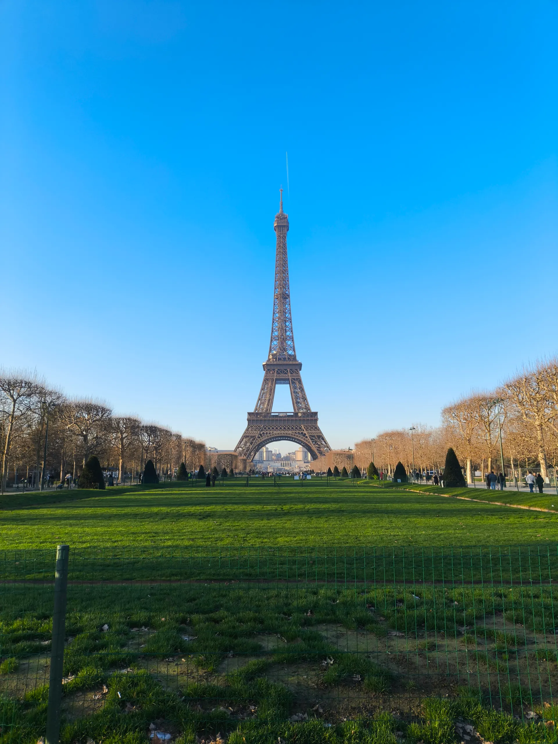 La Torre Eiffel bajo un cielo azul, vista desde el Campo de Marte