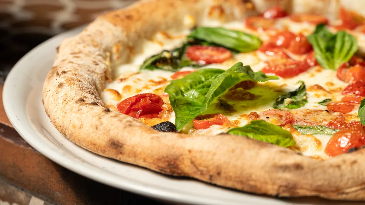 Pizza margarita con albahaca fresca