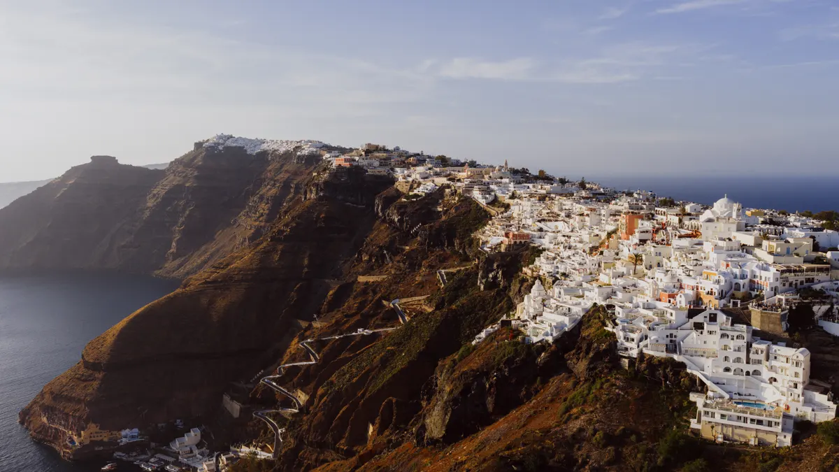 Fira y su balcón sobre la caldera