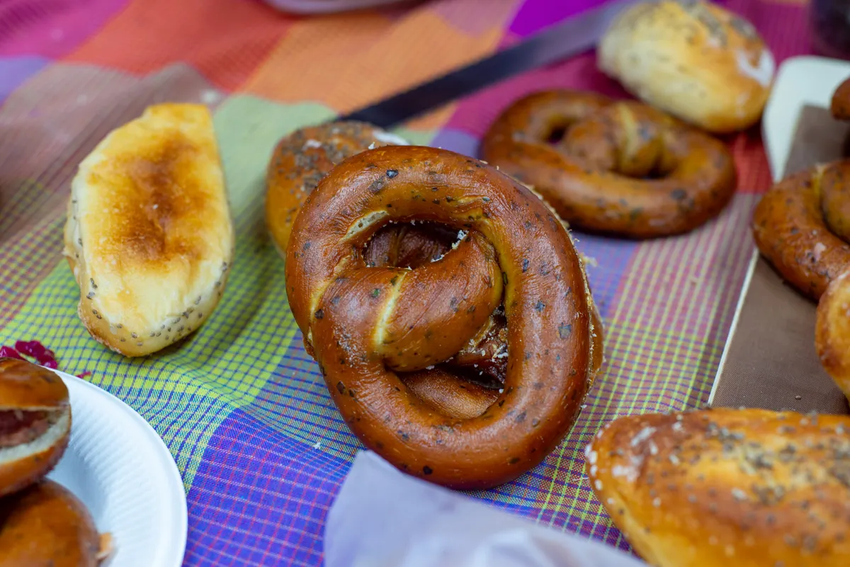 Pretzels y panecillos bávaros sobre un mantel