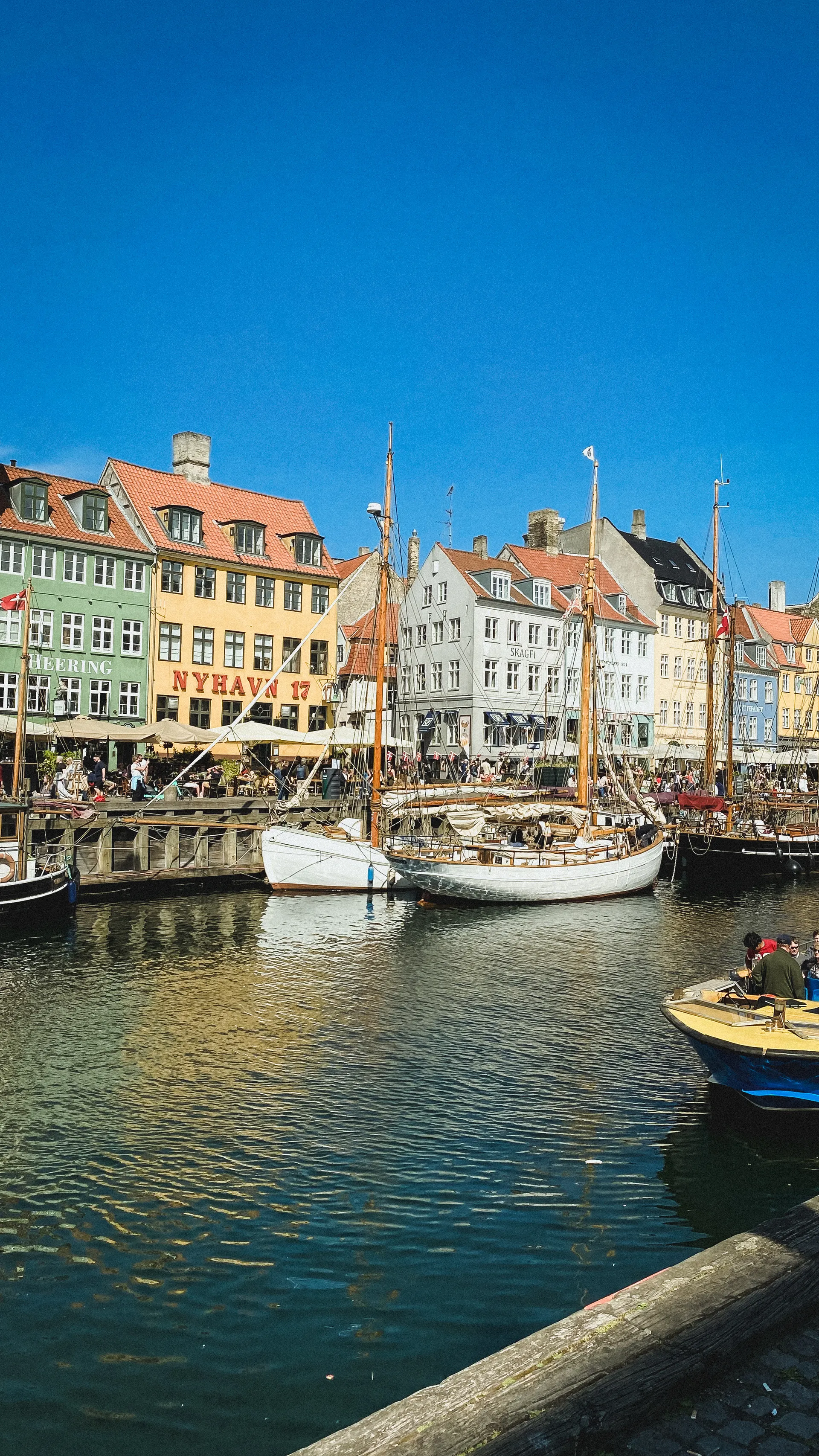 Casas de colores y barcos en el canal de Nyhavn, en Copenhague