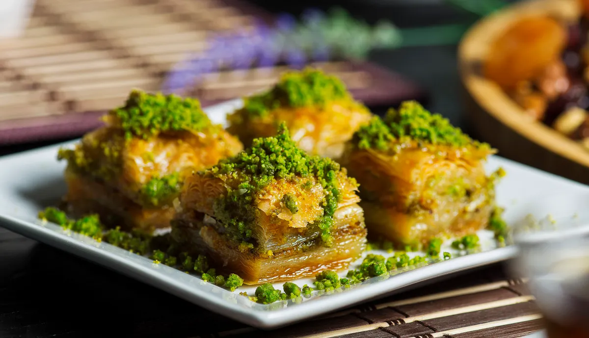 Porciones de baklava con pistacho