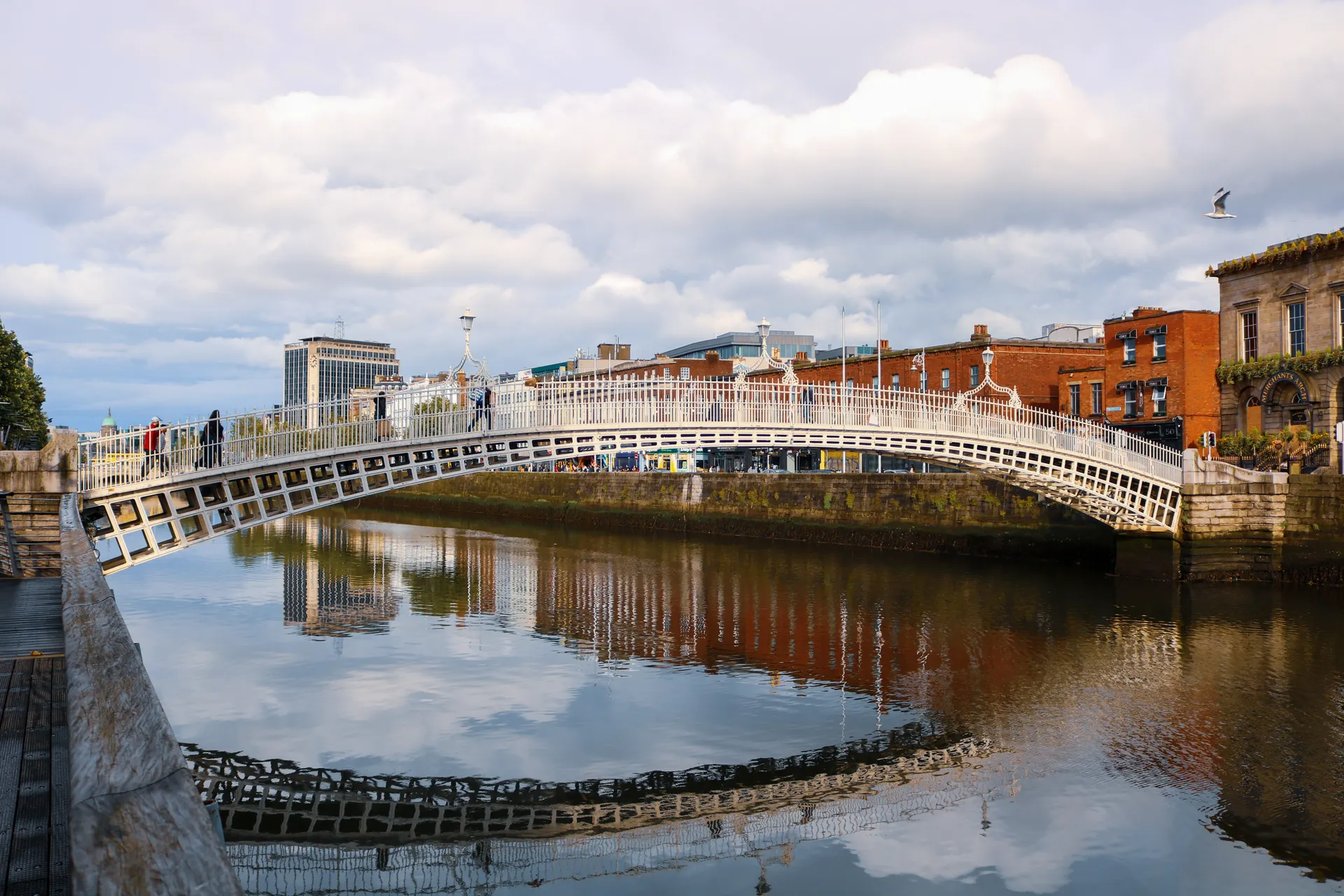 El puente Ha'penny sobre el río Liffey, en Dublín