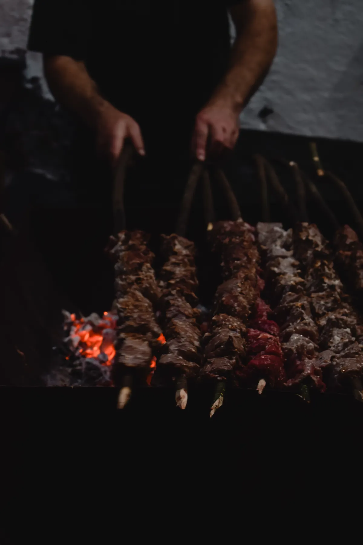 Brochetas de carne asándose sobre las brasas