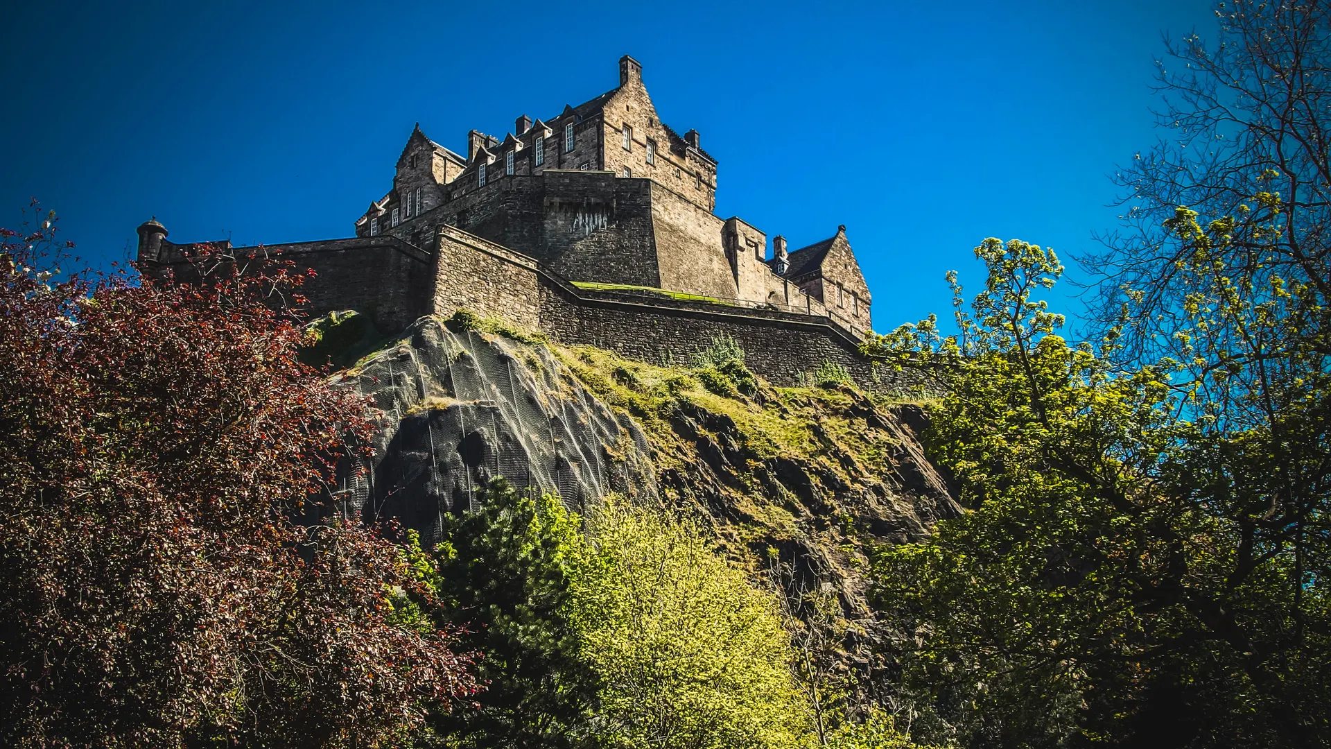 Castillo de Edimburgo sobre la roca del castillo, rodeado de vegetación