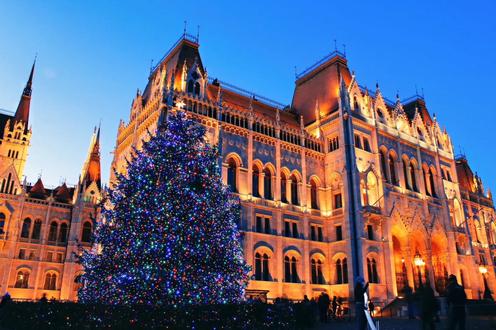 Mercado de Navidad de Budapest iluminado de noche