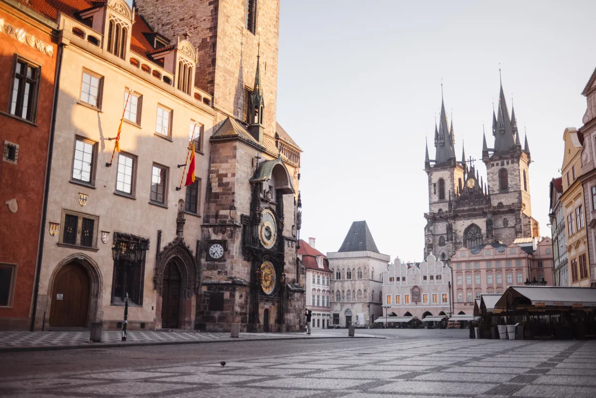 Plaza de la Ciudad Vieja de Praga con la iglesia de Týn