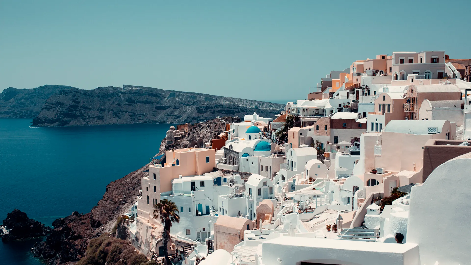 Casas blancas de Oia sobre los acantilados de la caldera de Santorini